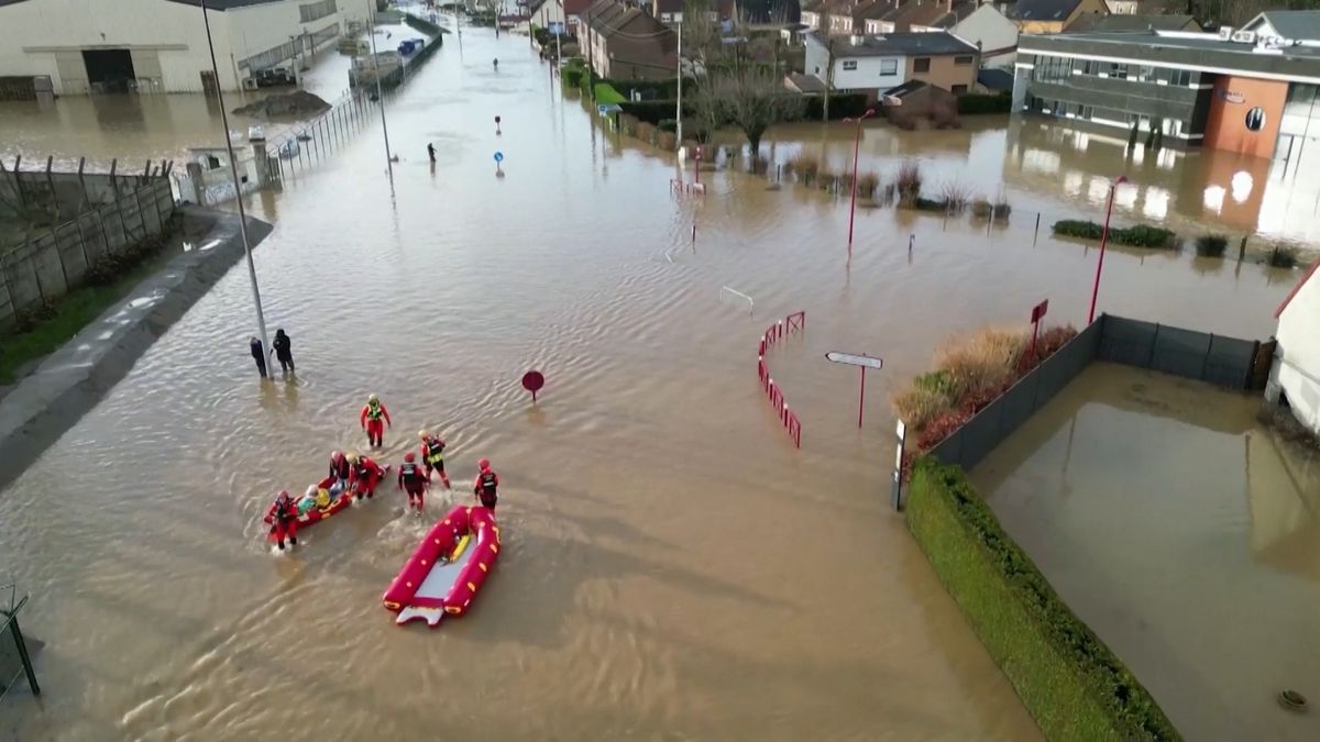 La France peine à faire face aux inondations.  La République tchèque a envoyé des pompiers pour porter secours